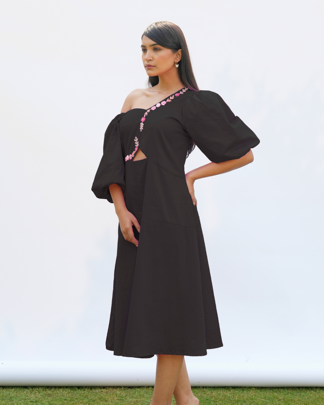 Noha Hand-Embroidered Midi Dress – hand-embroidered 100% cotton – RASRA MAI