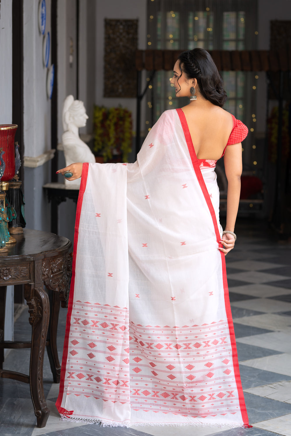 Handloom White Pure Cotton Laal Paar Jamdani Saree-Sutra Art of Clothing