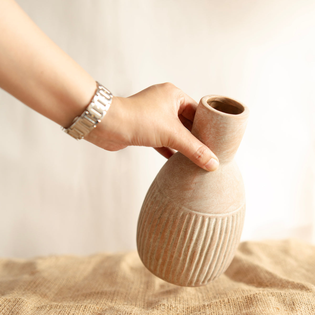 The Earthly vase with dried flower bunch - https://artecasa.in/
