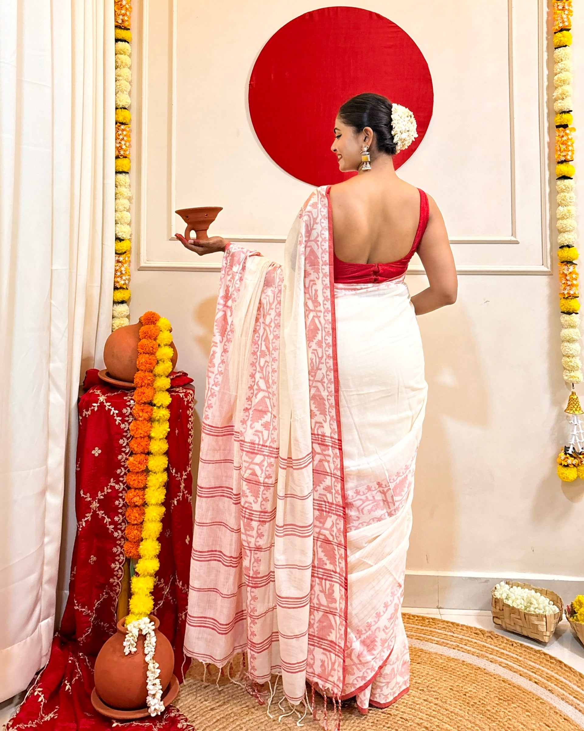 Aabha Laal Paar Sada White Red Khadi Cotton Saree by Shop AaMe