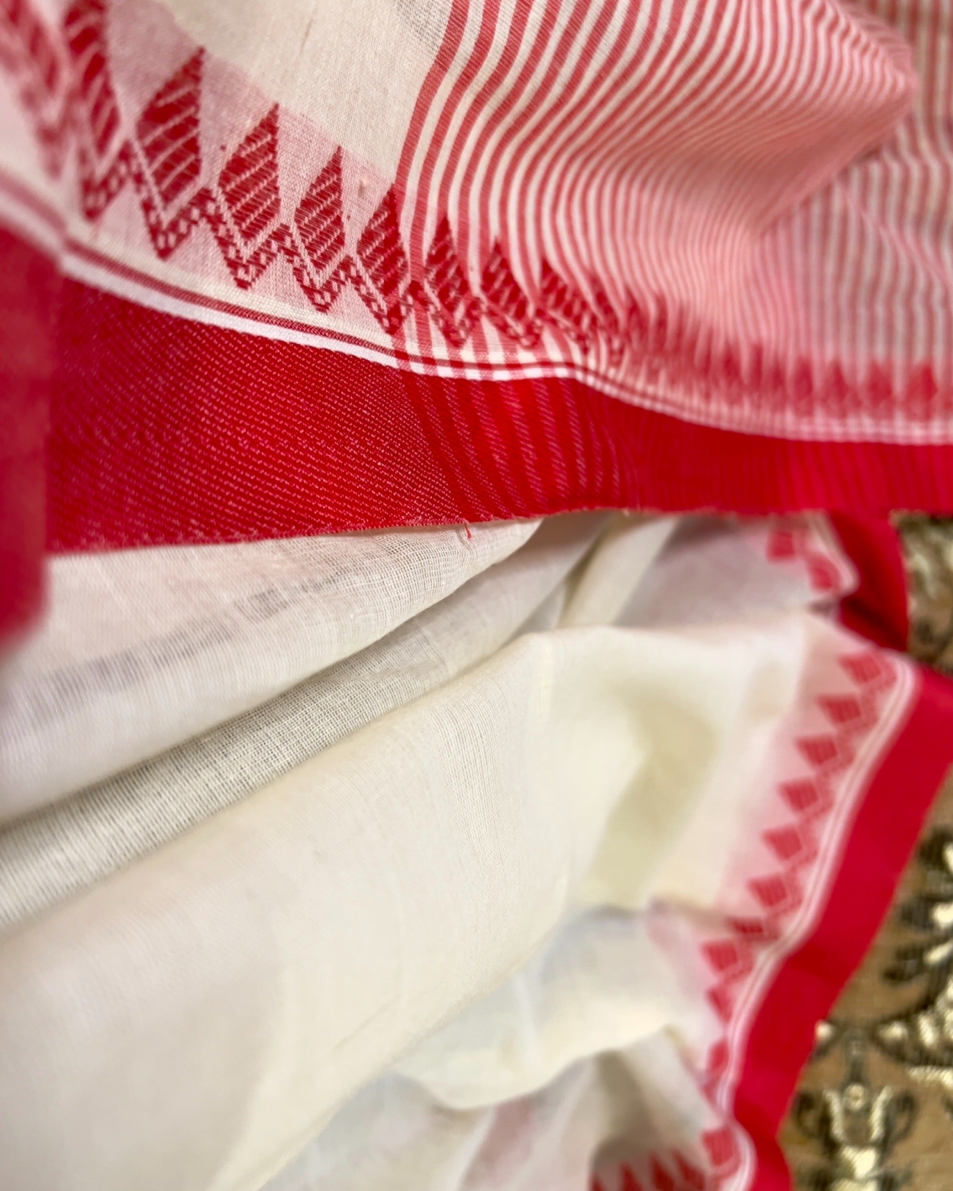 Agomoni Laal Sada Mulmul Cotton Saree by Shop AaMe