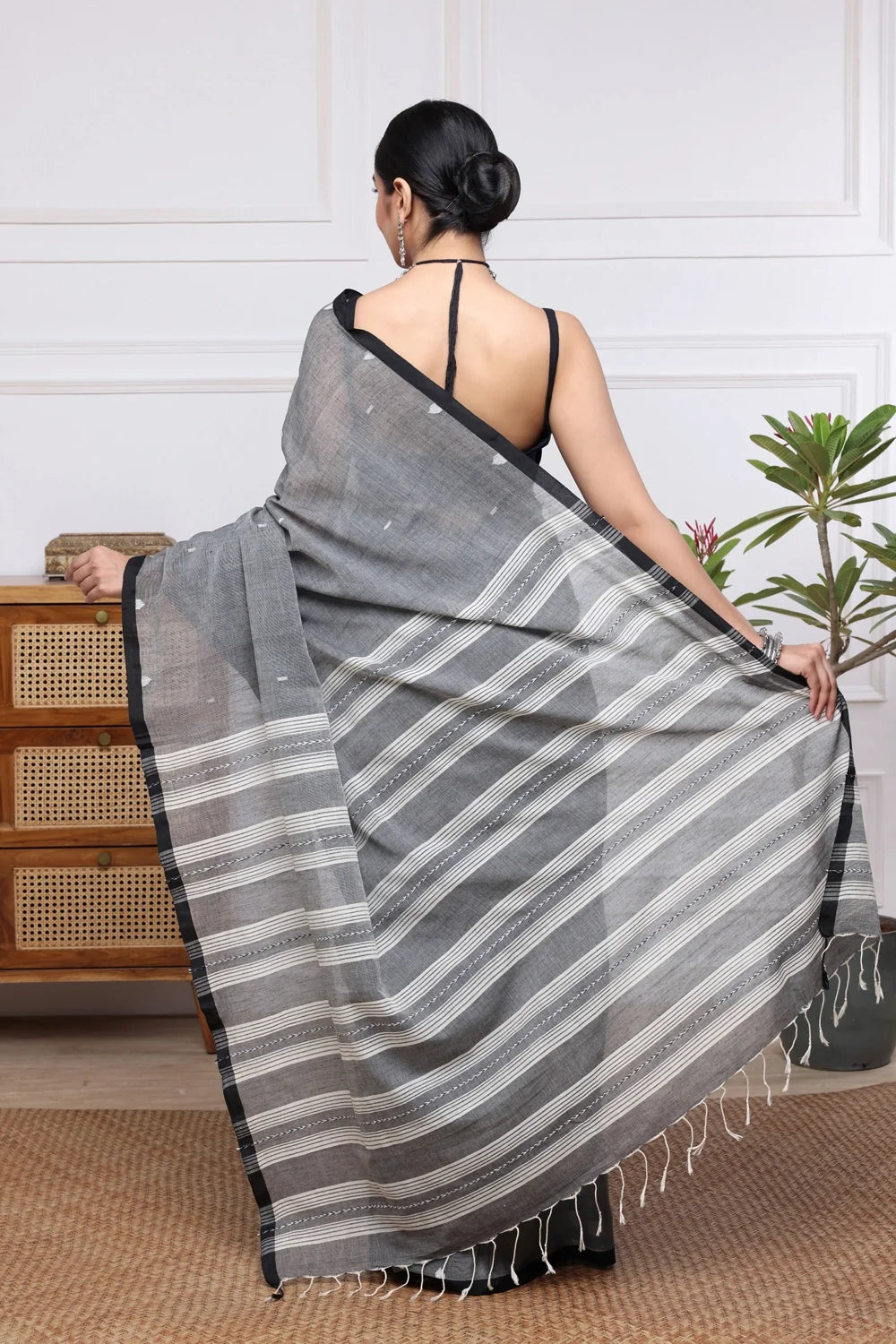 Handloom Grey Mulmul Jamdani Saree With Black Border-Sutra Art of Clothing