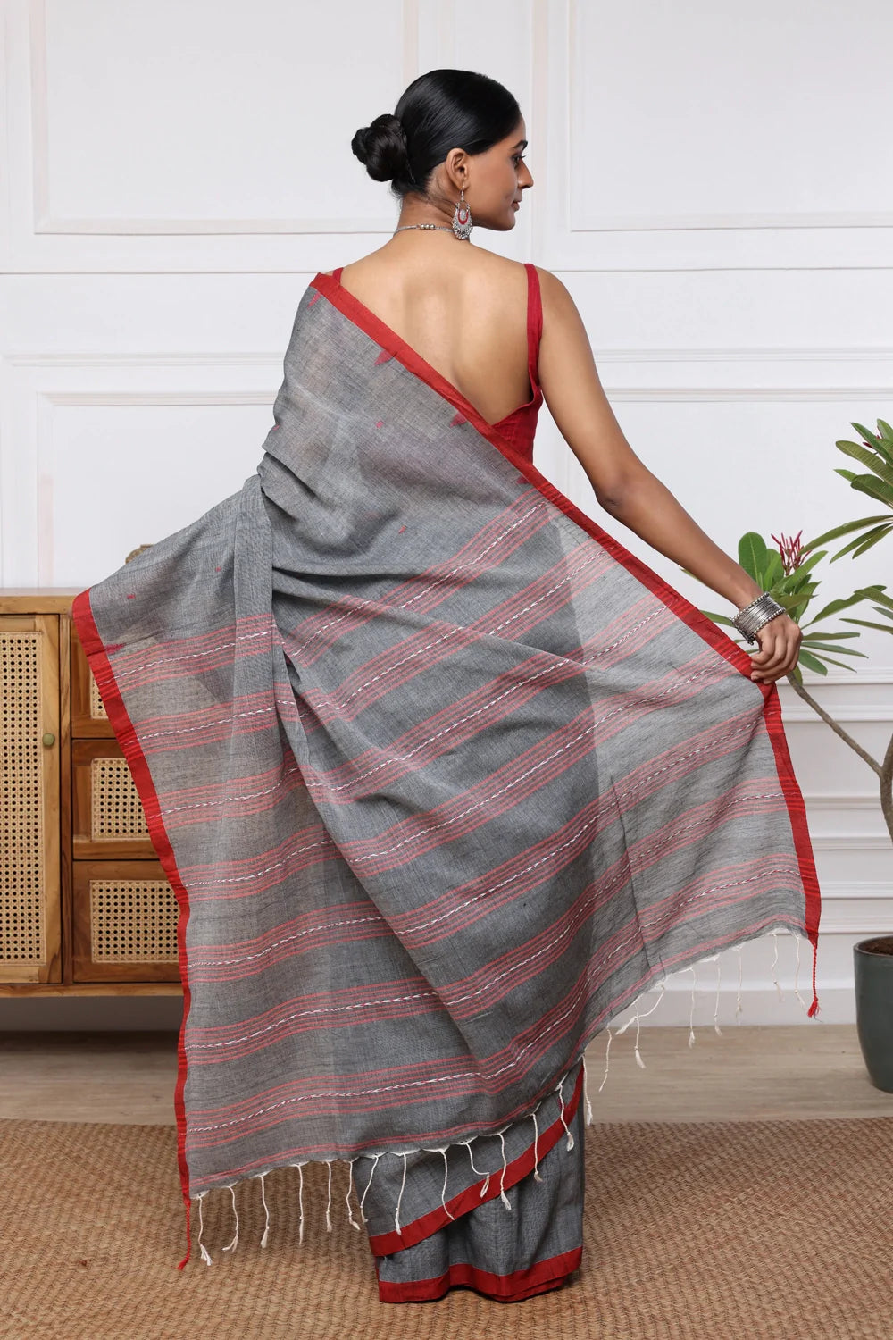 Handloom Grey Mul Cotton Jamdani Saree with Red Border-Sutra Art of Clothing