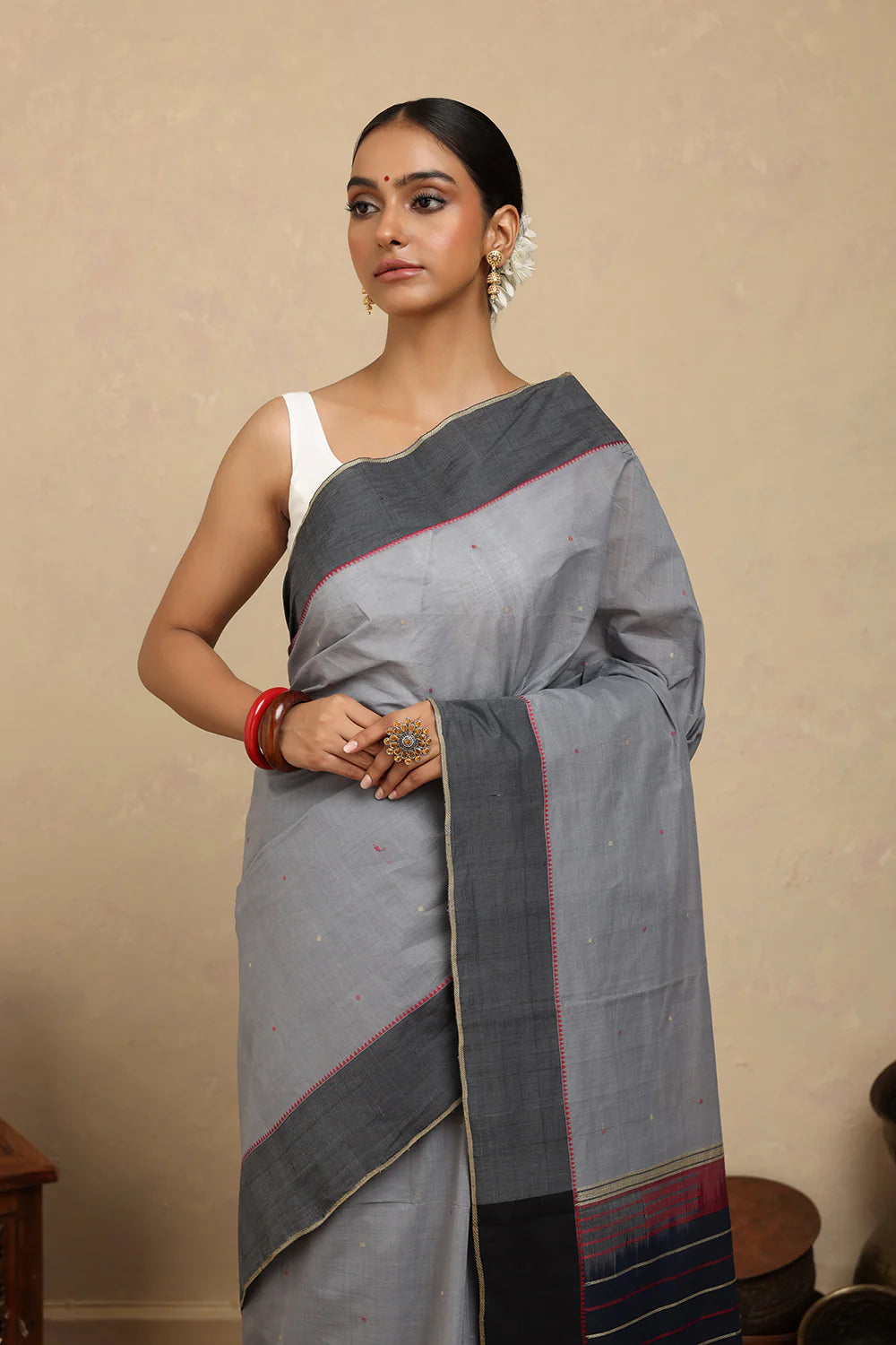 Handloom Grey Kanchi Cotton Saree With Dark Grey Border-Sutra Art of Clothing