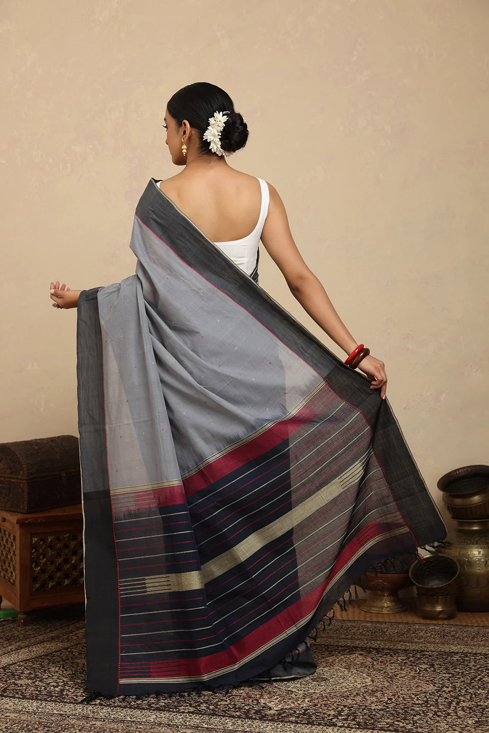 Handloom Grey Kanchi Cotton Saree With Dark Grey Border-Sutra Art of Clothing