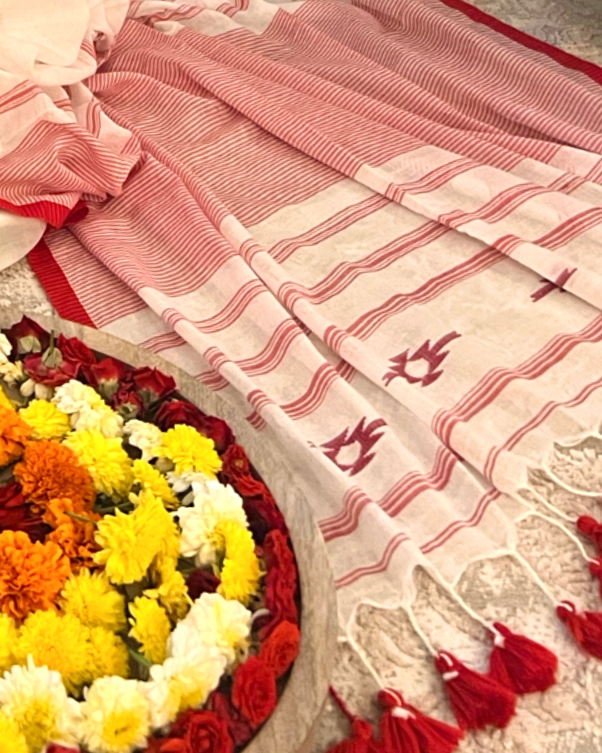 Soft and Comfortable Durga Puja Navaratri Red and White Mulmul Cotton Saree Collection,sada lal par saree,lal par sada saree look,lal par saree,lal par sada saree cotton,lal sada saree,sada saree,laal paar saree,sada saree lal par,lal par sada saree price,lal par sada saree handloom