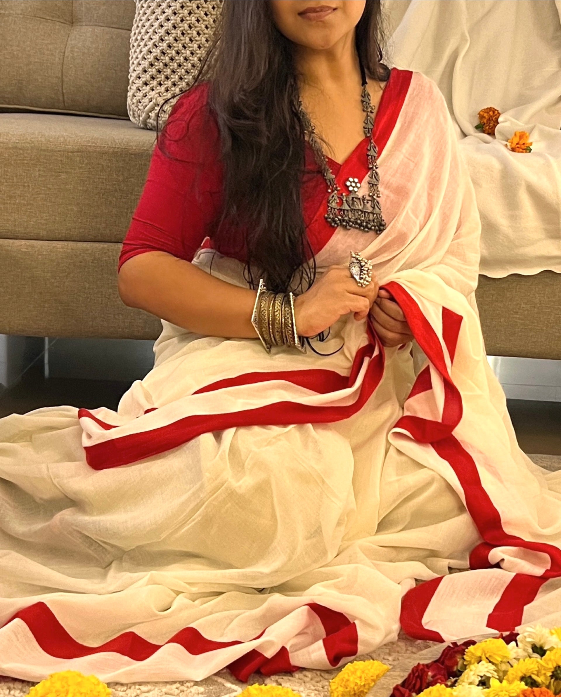 Soft and Comfortable Durga Puja Navaratri Red and White Mulmul Cotton Saree Collection,sada lal par saree,lal par sada saree look,lal par saree,lal par sada saree cotton,lal sada saree,sada saree,laal paar saree,sada saree lal par,lal par sada saree price,lal par sada saree handloom,white saree