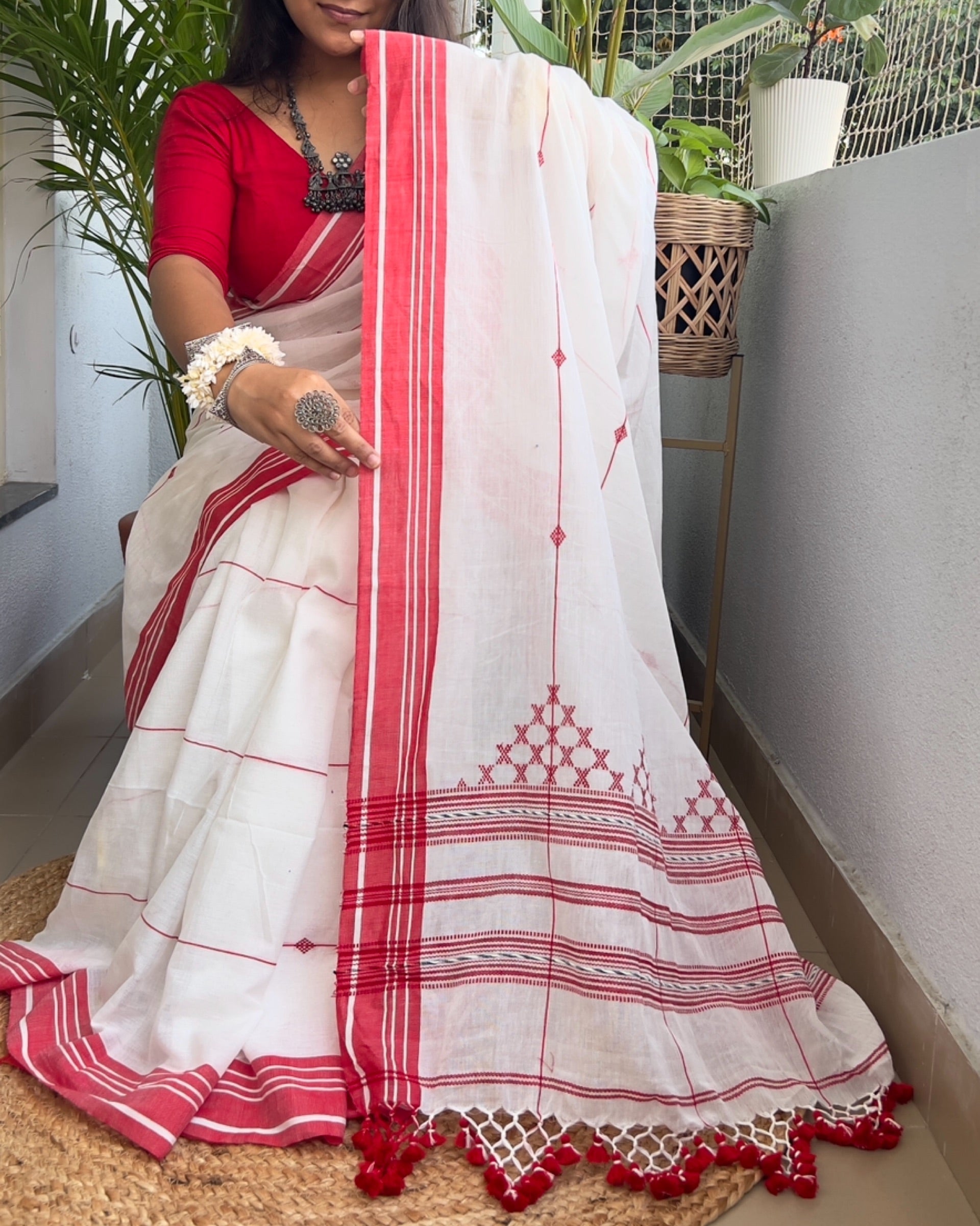 Soft and Comfortable Durga Puja Navaratri Red and White Handloom Cotton Saree Collection,sada lal par saree,lal par sada saree look,lal par saree,lal par sada saree cotton,lal sada saree,sada saree,laal paar saree,sada saree lal par,lal par sada saree price,lal par sada saree handloom