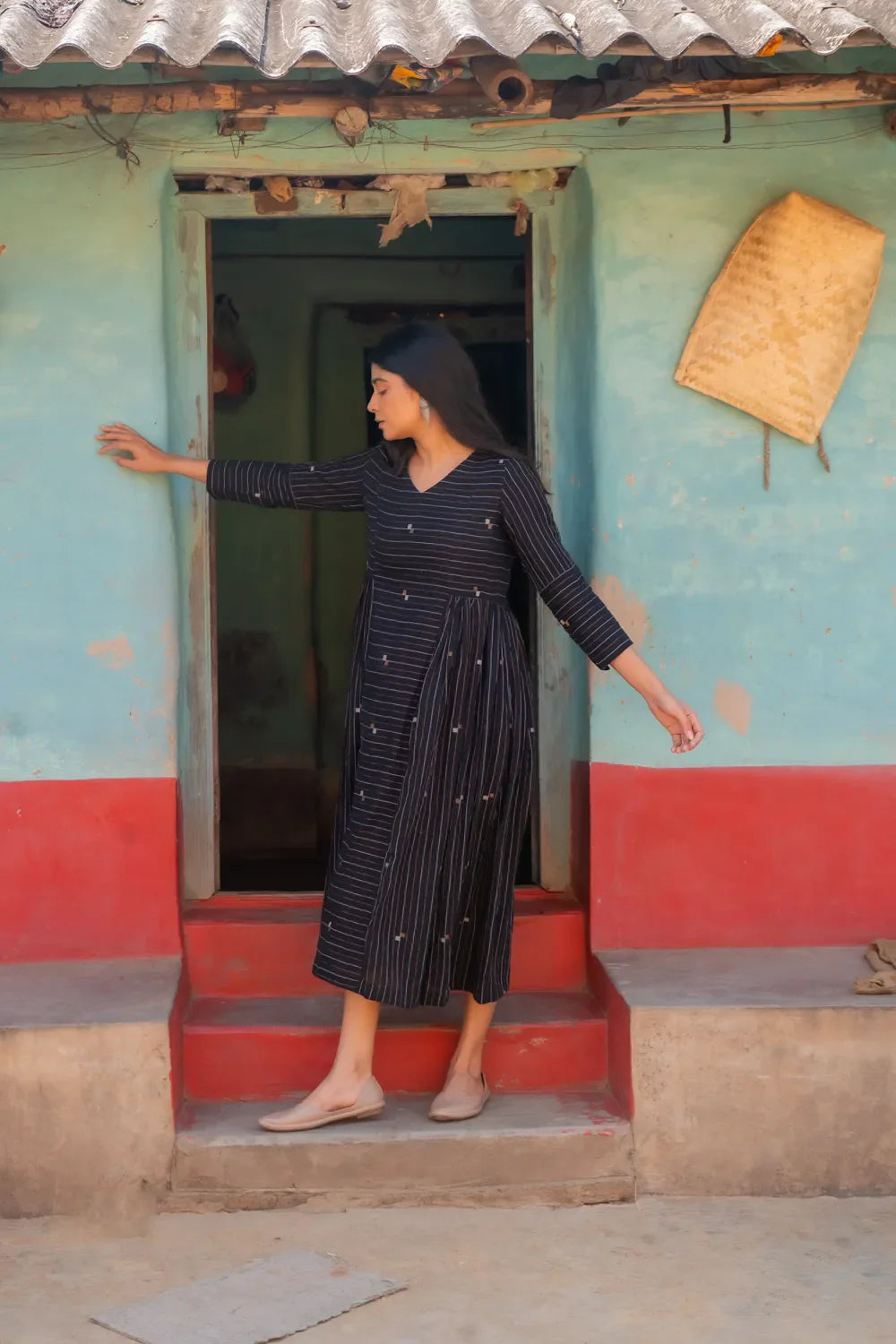 back-view-of-shimmer-black-handwoven-jamdani-dress