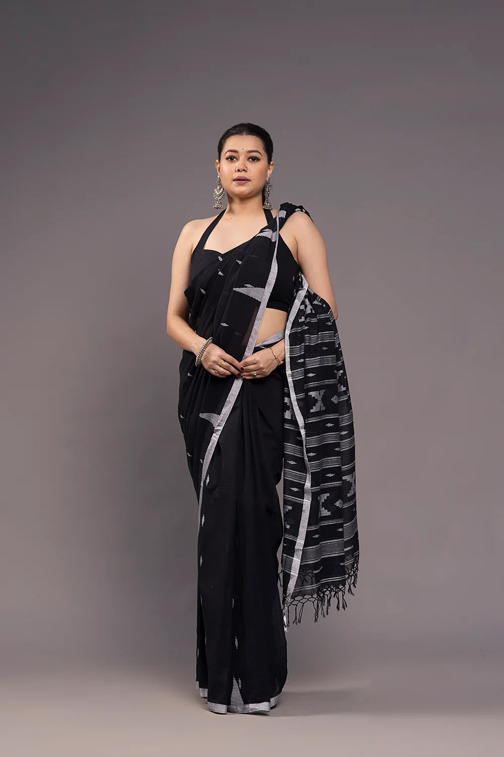 Close Up of Jamdani Weave on Black Handloom Cotton Saree