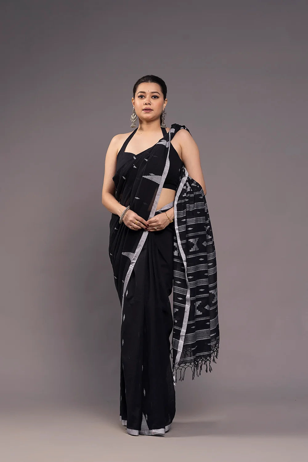 Close Up of Jamdani Weave on Black Handloom Cotton Saree