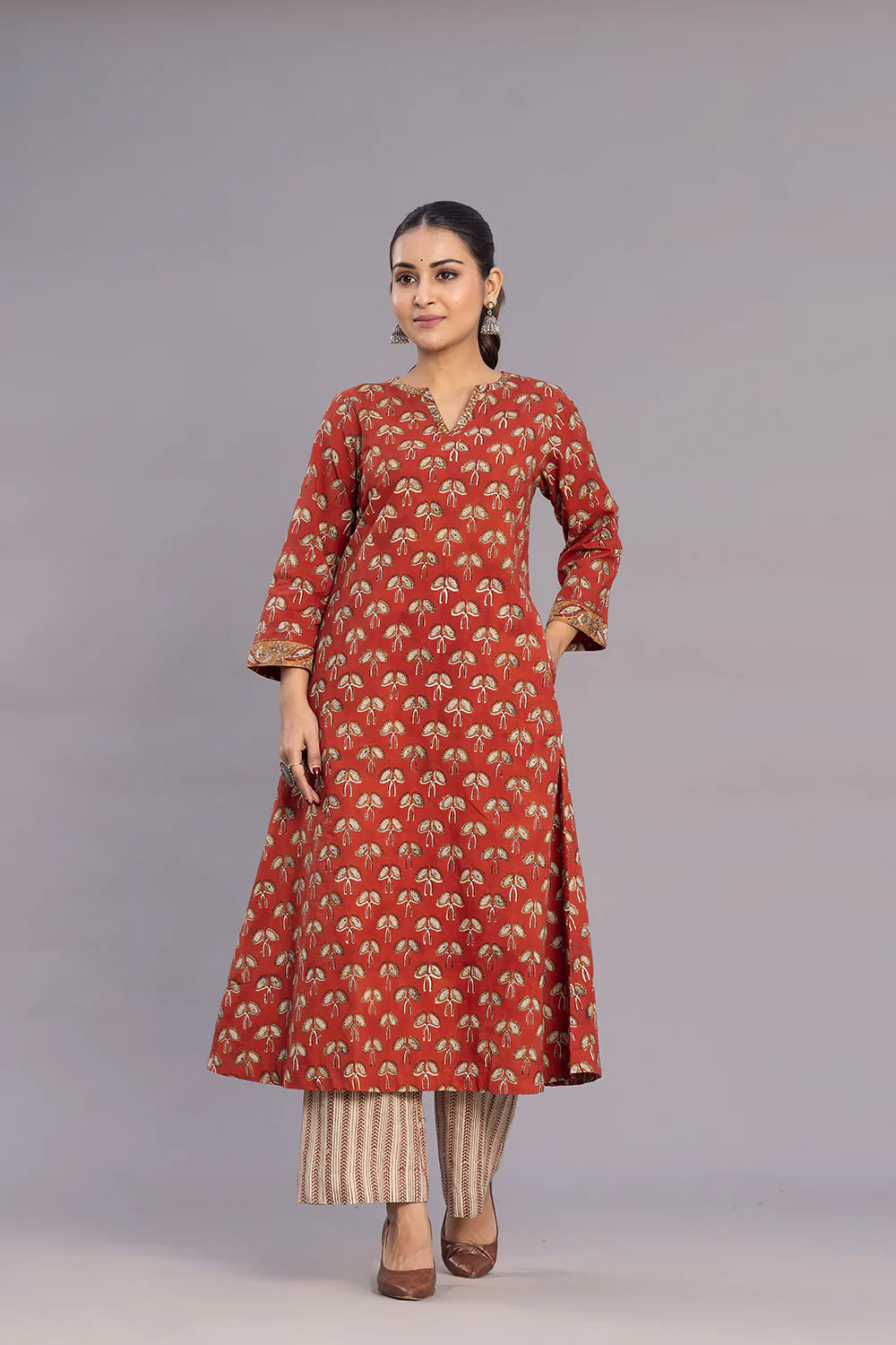 block-print-detailingClose Up of Maroon Dupatta with Hand Block Print Detailing