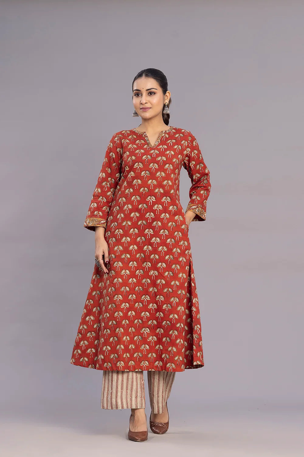 block-print-detailingClose Up of Maroon Dupatta with Hand Block Print Detailing