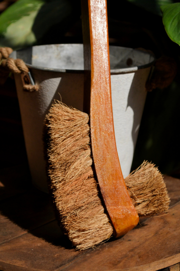 Close-up of coconut coir bristles on a wooden toilet brush, showcasing its double hockey design and natural texture.