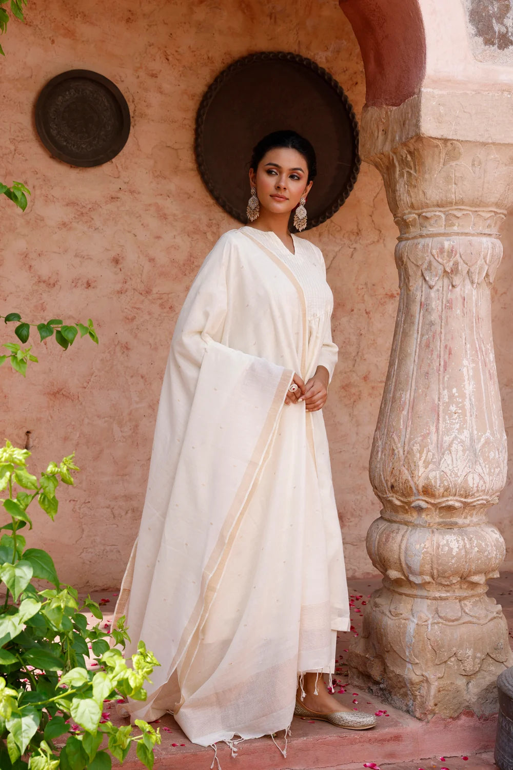 Elegant Off White Zari Jamdani Kurta Set with Dupatta for Festive Wear