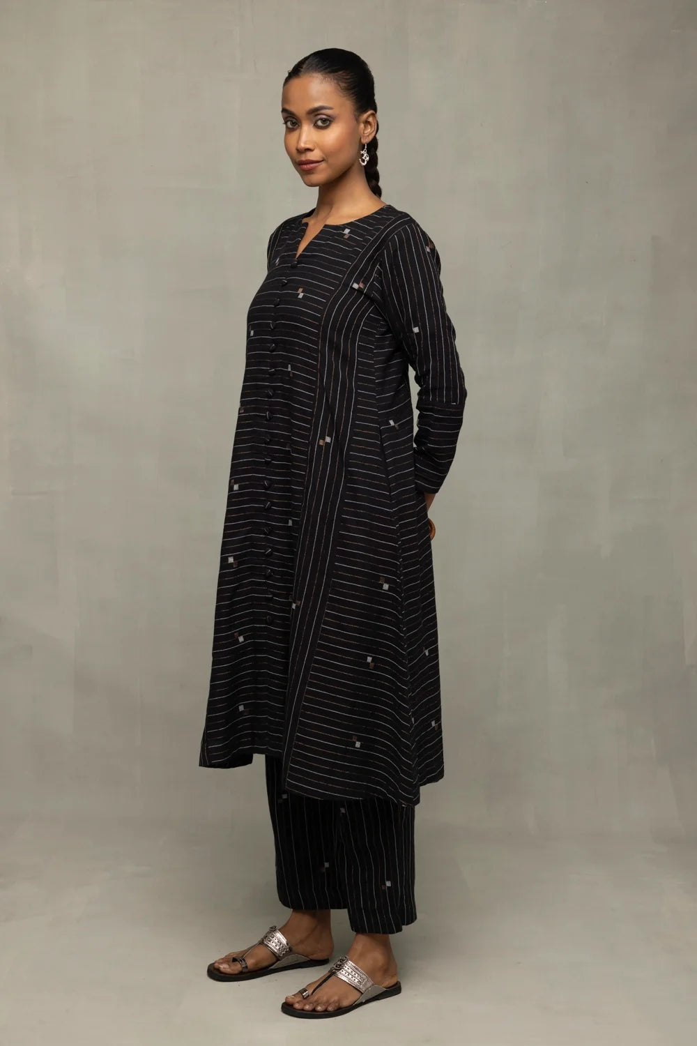 traditional-black-jamdani-co-ord-set-with-bronze-silver-motifs-for-ethnic-wear