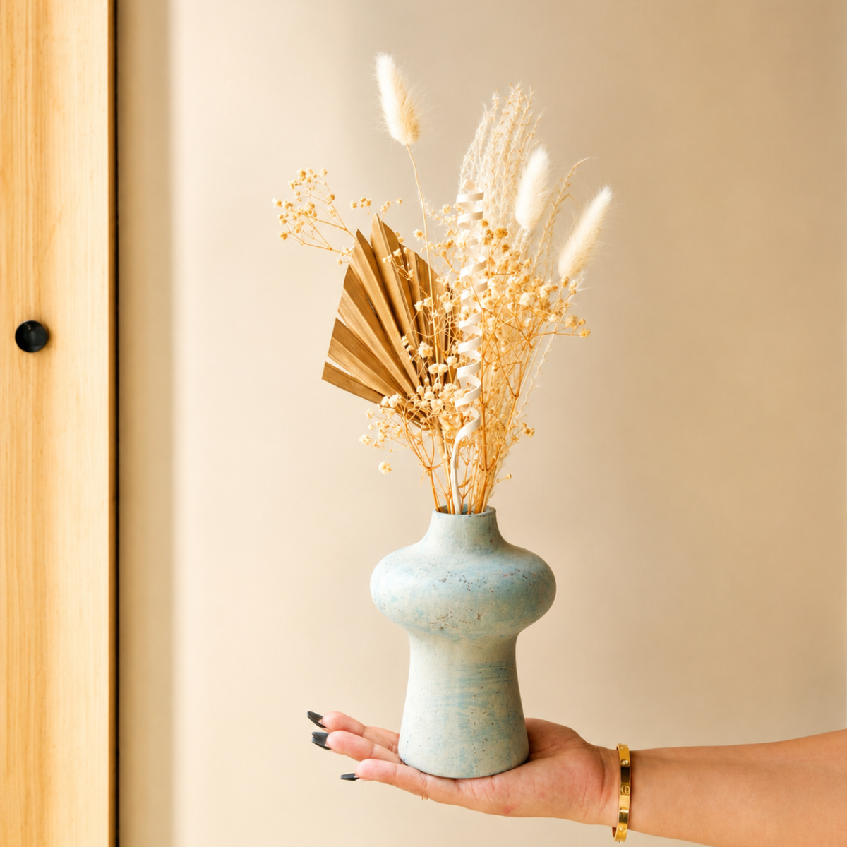 Premium vase with dried flower bouquet