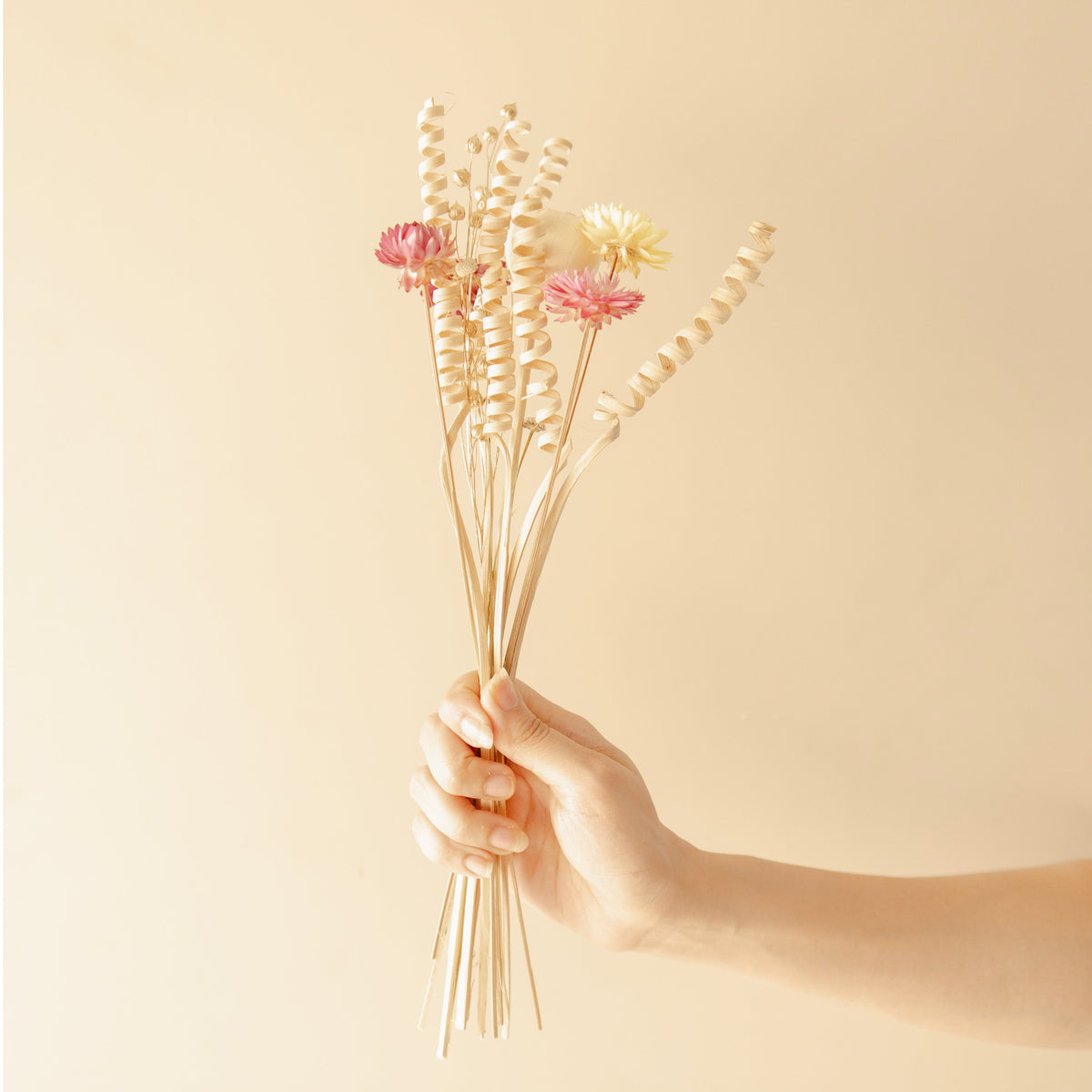 The Earthly vase with dried flower bunch - https://artecasa.in/