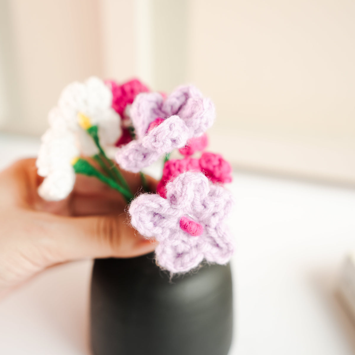 black bud vase with mini crochet daisies - https://artecasa.in/