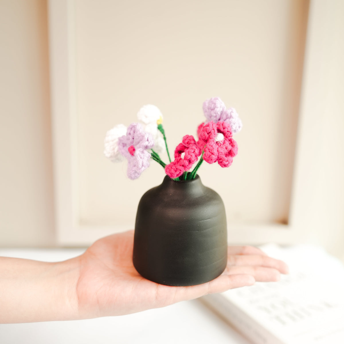 black bud vase with mini crochet daisies - https://artecasa.in/