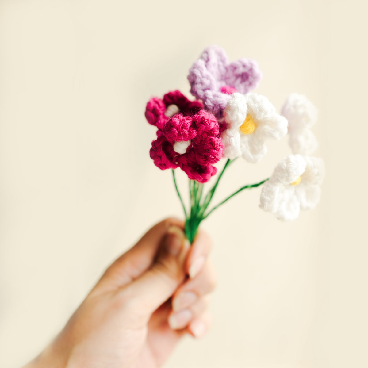 black bud vase with mini crochet daisies - https://artecasa.in/