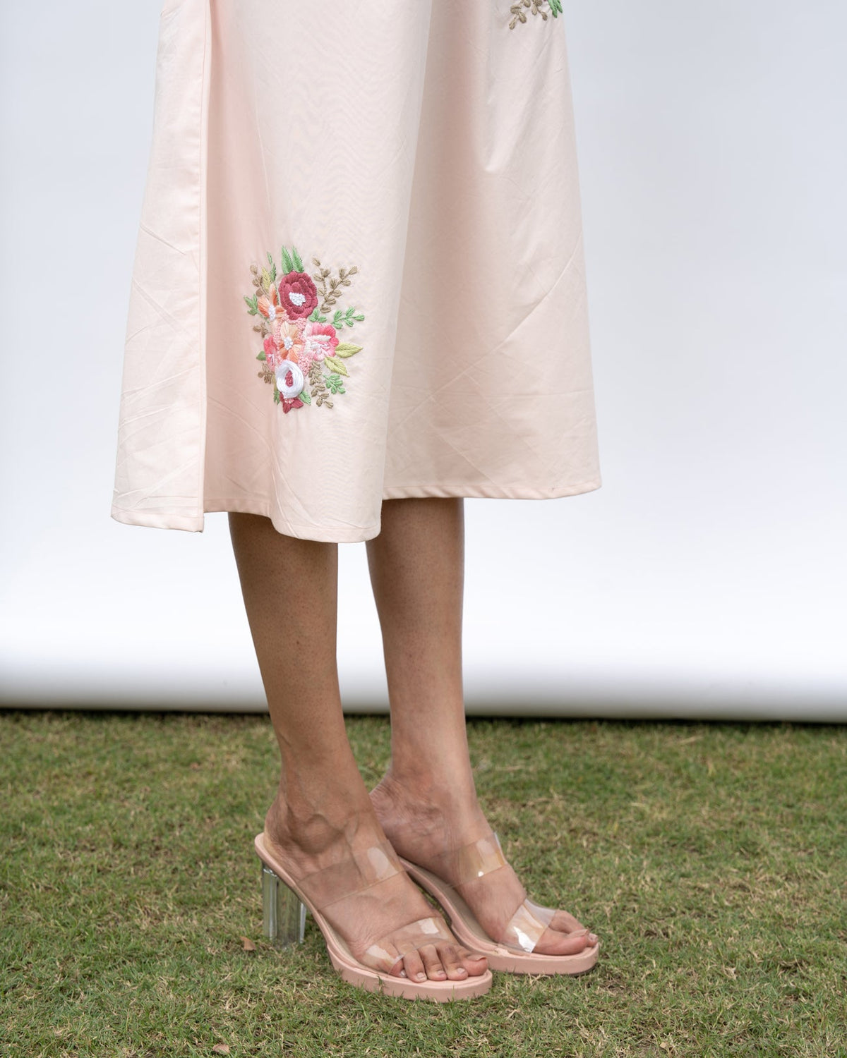 Taisha Hand-Embroidered Midi Dress – hand-embroidered 100% cotton – RASRA MAI