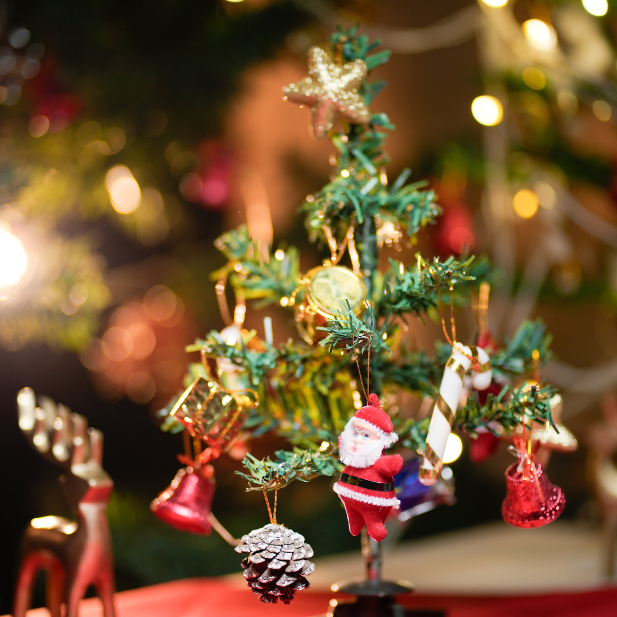 Mini foldable christmas tree with 10 ornaments - https://artecasa.in/