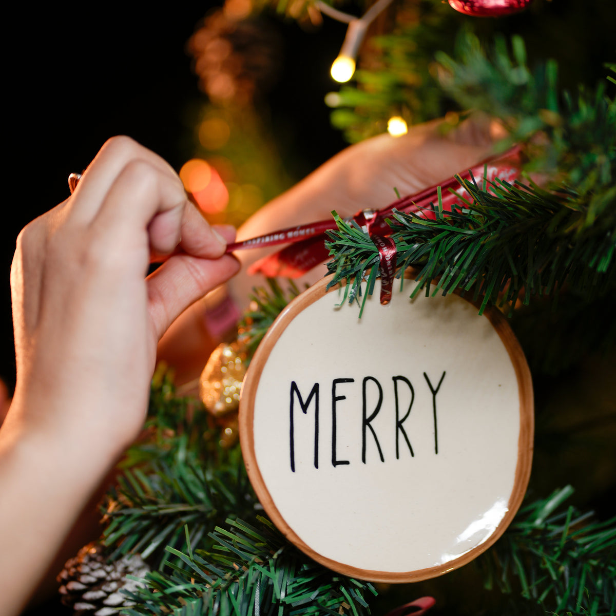 Merry festive ornament - https://artecasa.in/