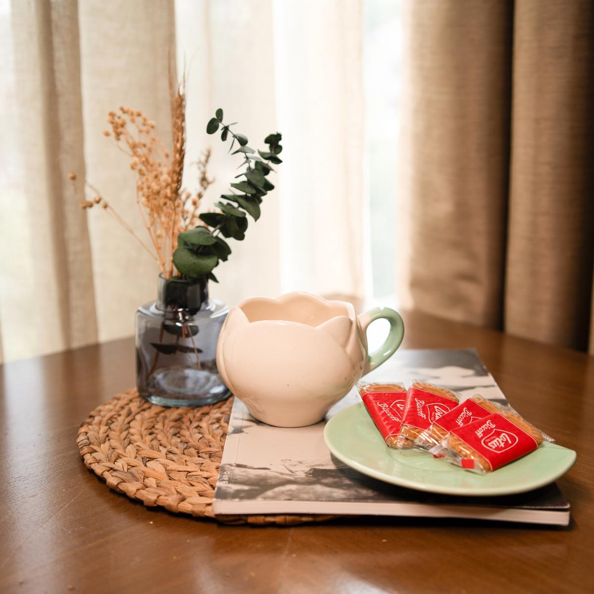 Tulip charm cup saucer-white - https://artecasa.in/