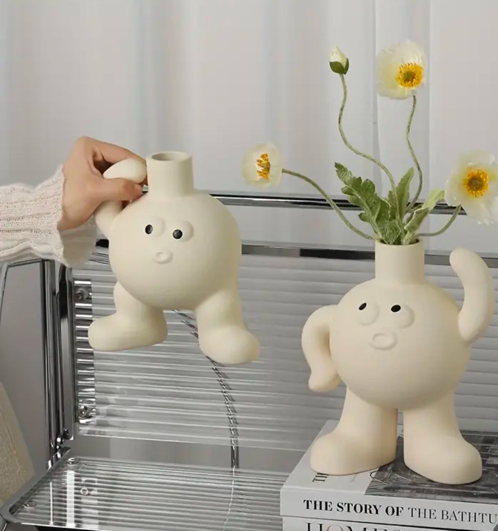 Big feet Flower vase scratching the head - https://artecasa.in/