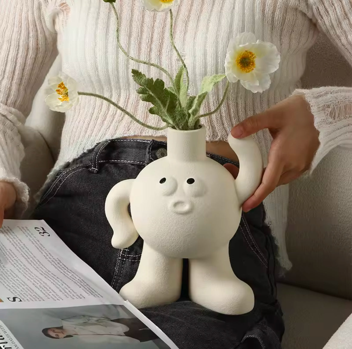 Big feet Flower vase scratching the head - https://artecasa.in/