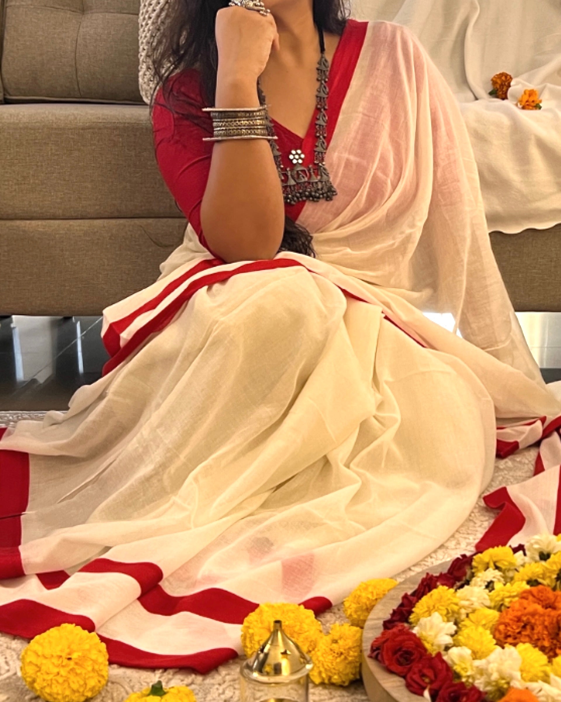 Soft and Comfortable Durga Puja Navaratri Red and White Mulmul Cotton Saree Collection,sada lal par saree,lal par sada saree look,lal par saree,lal par sada saree cotton,lal sada saree,sada saree,laal paar saree,sada saree lal par,lal par sada saree price,lal par sada saree handloom