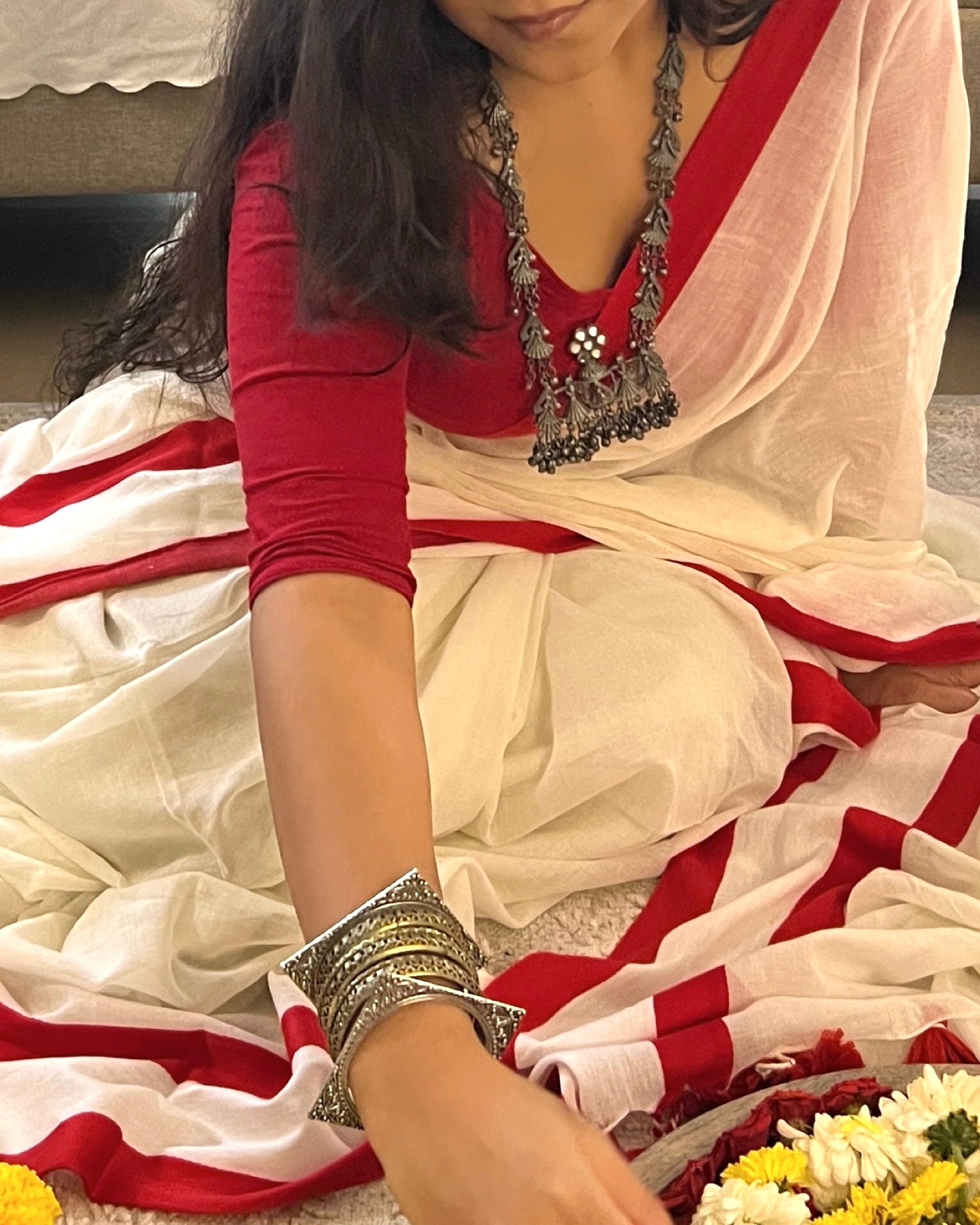 Soft and Comfortable Durga Puja Navaratri Red and White Mulmul Cotton Saree Collection,sada lal par saree,lal par sada saree look,lal par saree,lal par sada saree cotton,lal sada saree,sada saree,laal paar saree,sada saree lal par,lal par sada saree price,lal par sada saree handloom