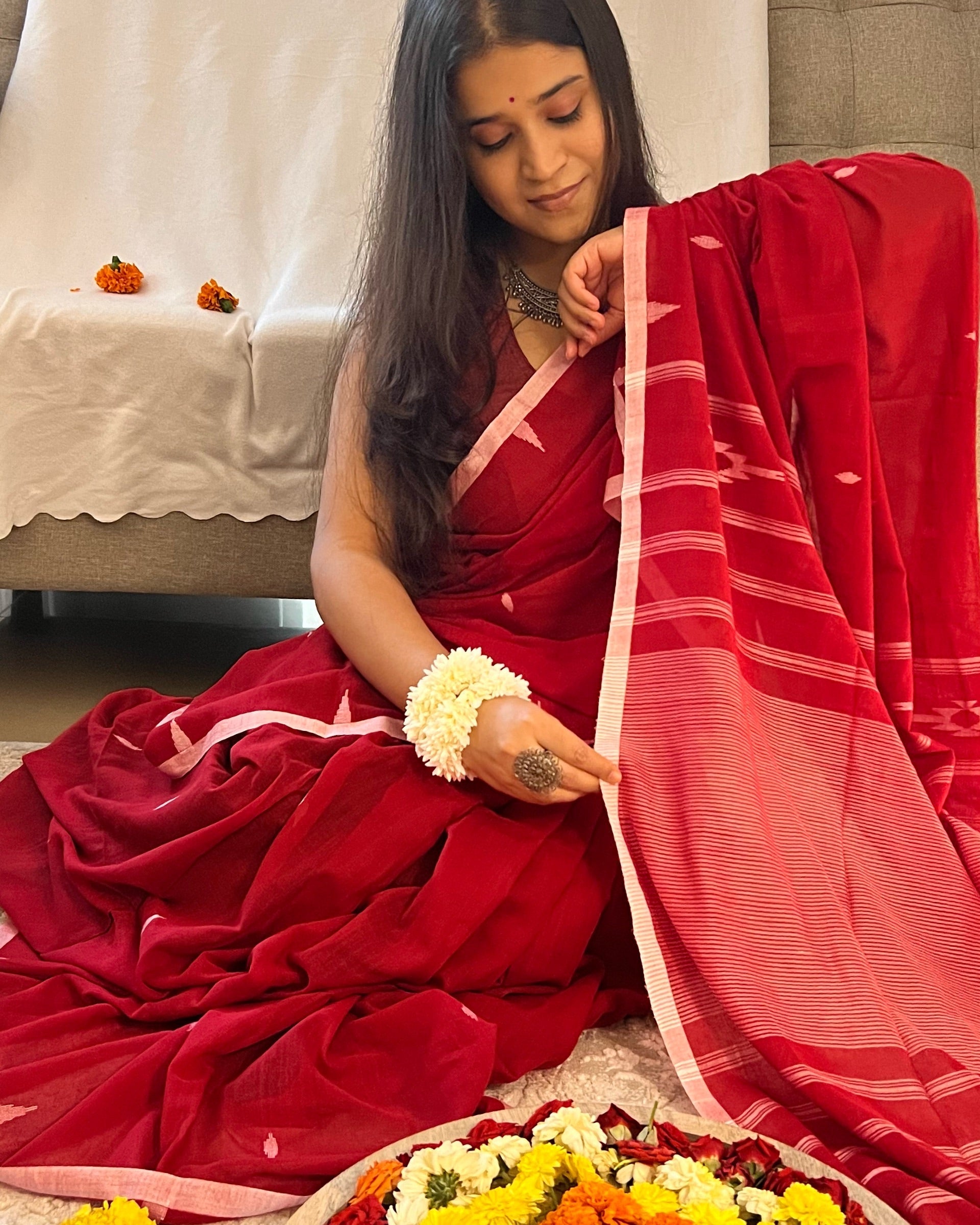 Soft and Comfortable Durga Puja Navaratri Red and White Mulmul Cotton Saree Collection,sada lal par saree,lal par sada saree look,lal par saree,lal par sada saree cotton,lal sada saree,sada saree,laal paar saree,sada saree lal par,lal par sada saree price,lal par sada saree handloom