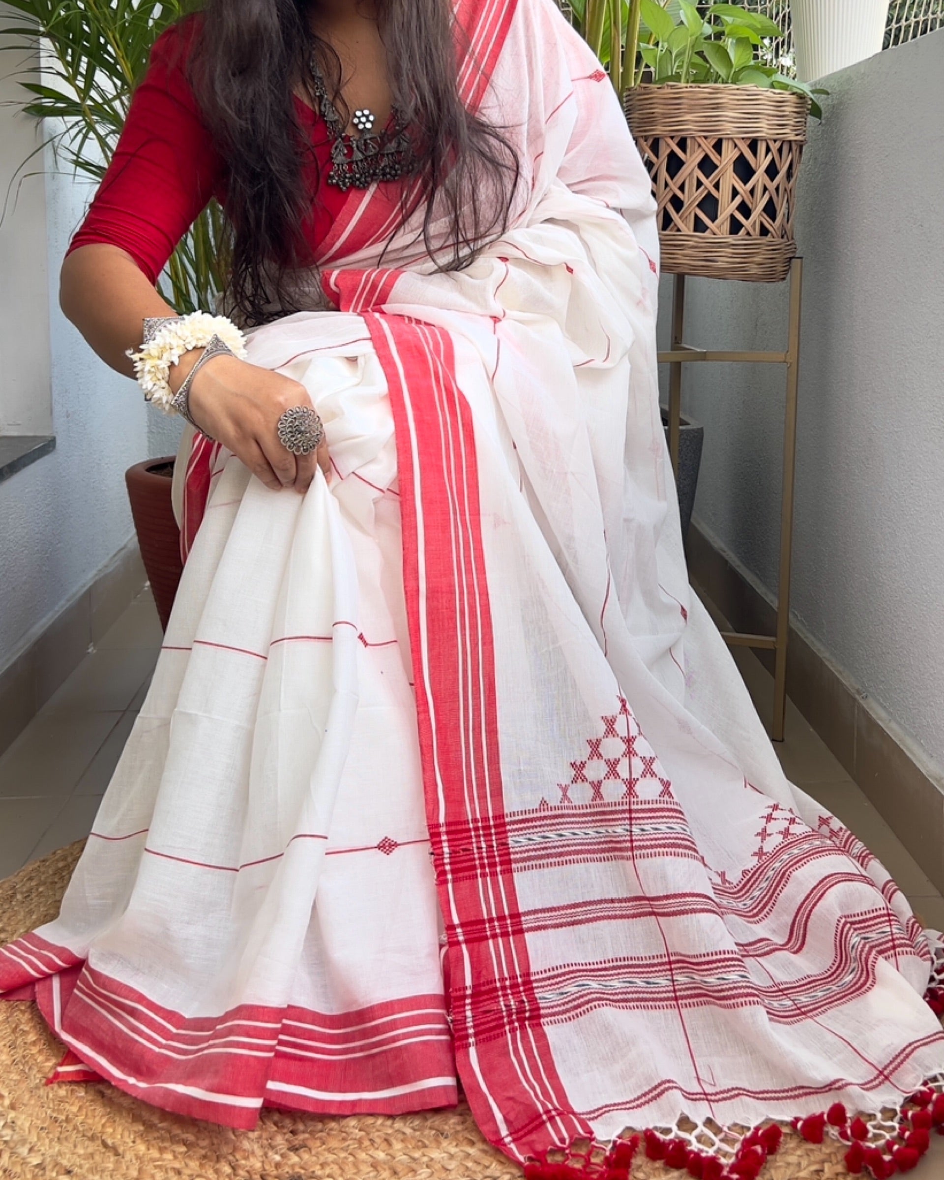Soft and Comfortable Durga Puja Navaratri Red and White Handloom Cotton Saree Collection,sada lal par saree,lal par sada saree look,lal par saree,lal par sada saree cotton,lal sada saree,sada saree,laal paar saree,sada saree lal par,lal par sada saree price,lal par sada saree handloom