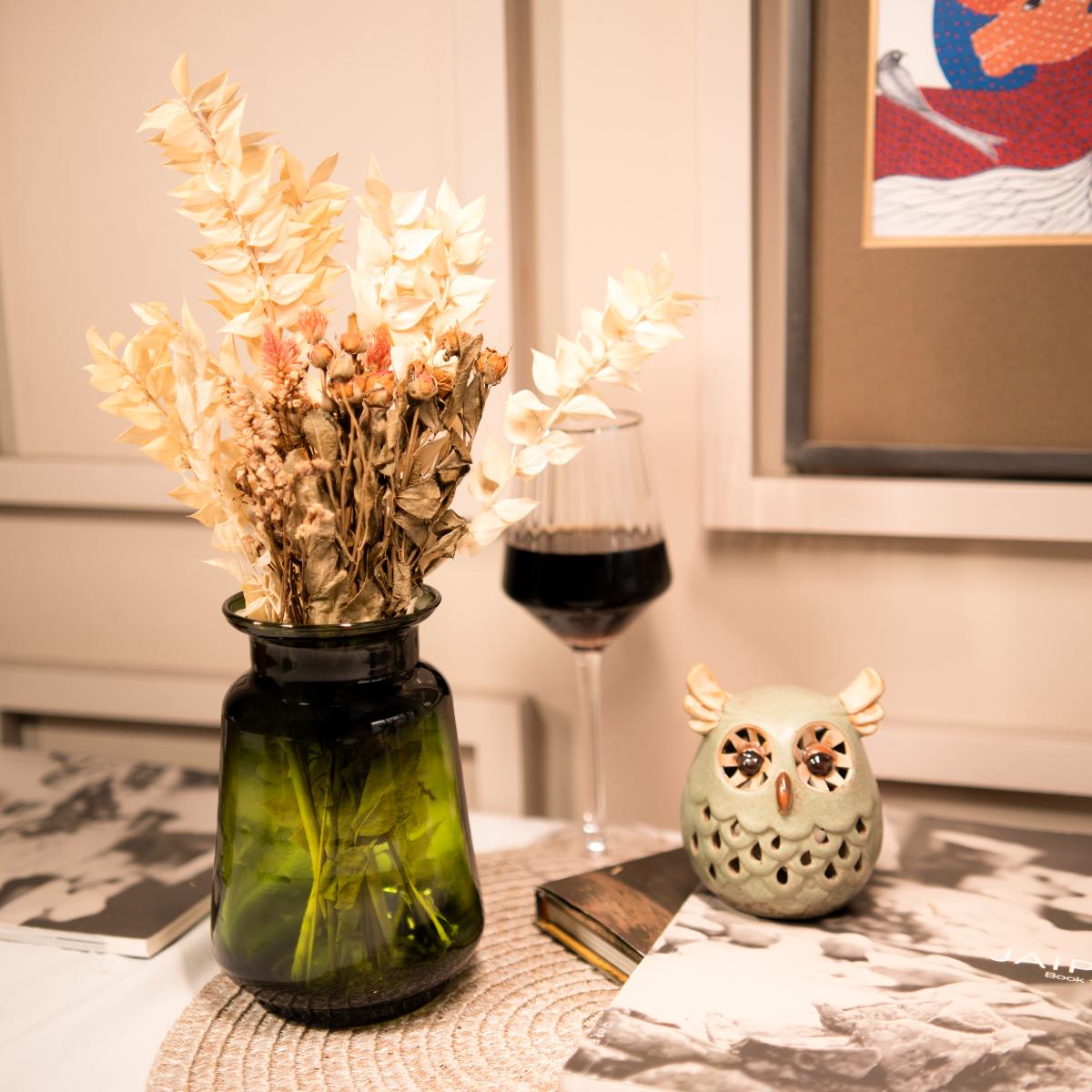 Decorative Emerald Elegance Glass Vase with Dried Flower Arrangement