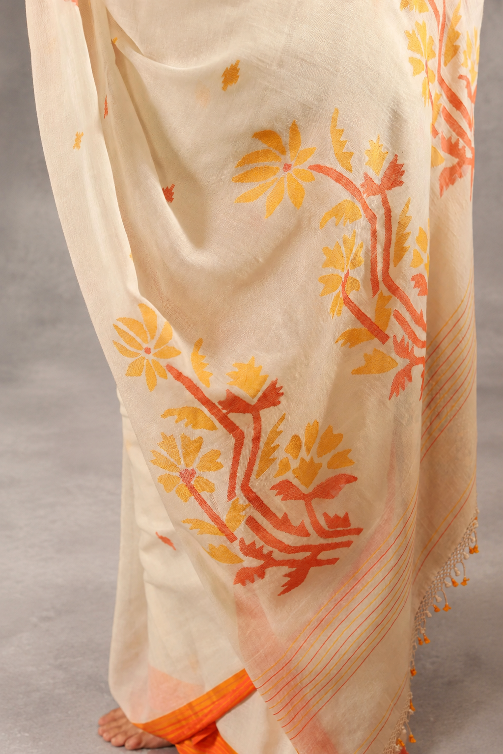 Border detail of off-white and orange pure cotton Jamdani saree