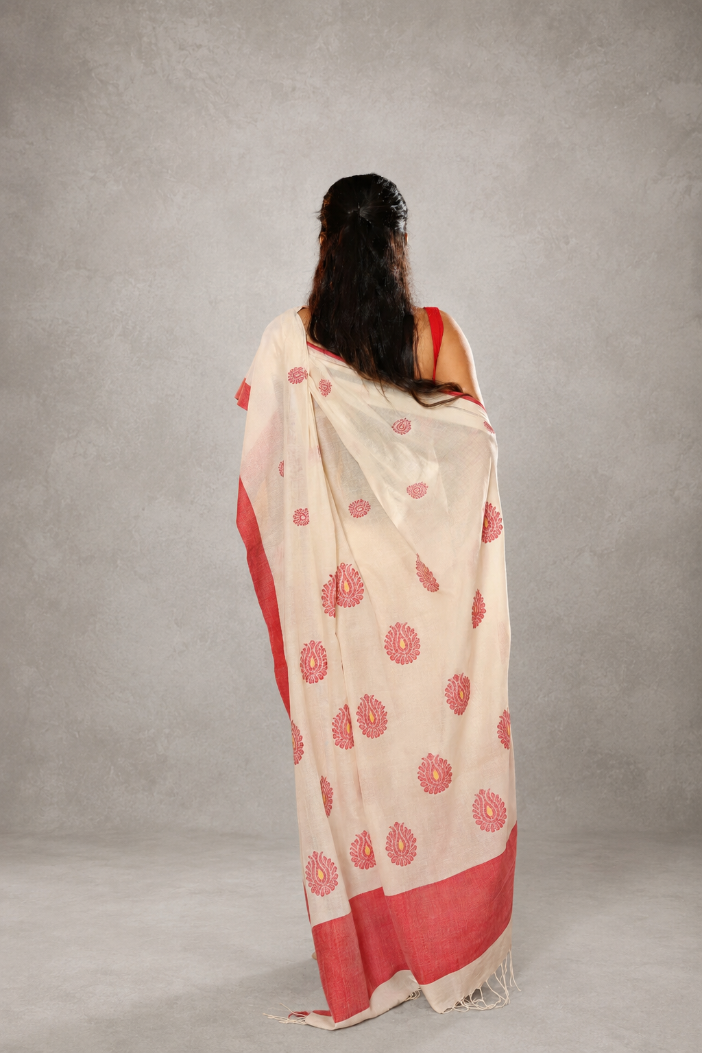 Border detail of red and white pure cotton Jamdani saree
