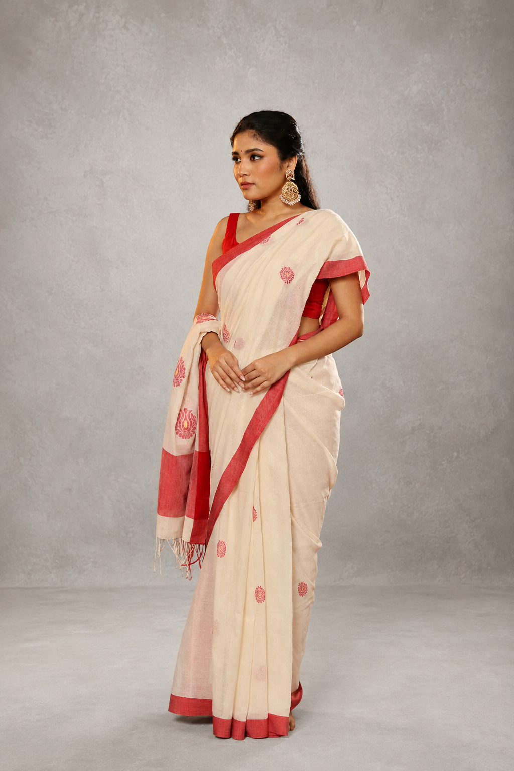 Handloom weave detail of red and white Jamdani saree